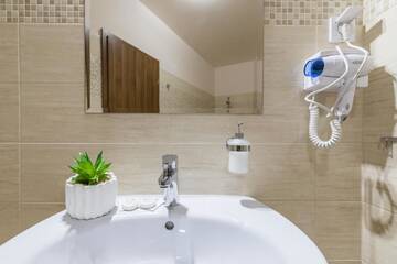 Фото номера Улучшенный двухместный номер с 1 кроватью Отель Pensiunea Select Central г. Тыргу-Муреш 9