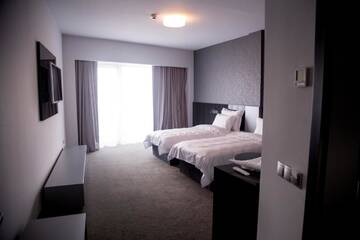 Фото номера Улучшенный двухместный номер с 2 отдельными кроватями Отель Hotel Tempo г. Тыргу-Муреш 3