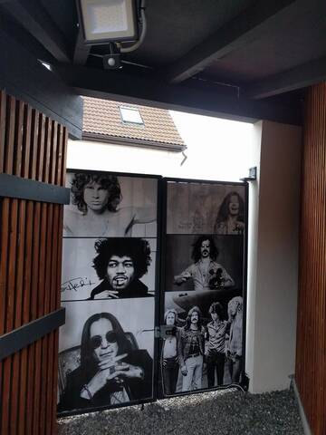 Фото номера Дом с 1 спальней Дома для отпуска VINYL House. A quiet street in the centre of city г. Тыргу-Муреш 8