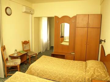 Фото номера Двухместный номер с 2 отдельными кроватями Отель Hotel Everest г. Тыргу-Муреш 9
