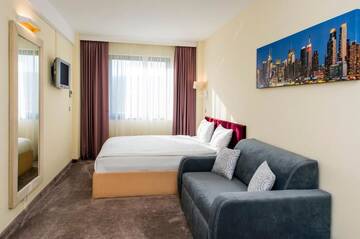 Фото номера Трехместный номер Отель Business Hotel Conference Center &amp; Spa г. Тыргу-Муреш 3